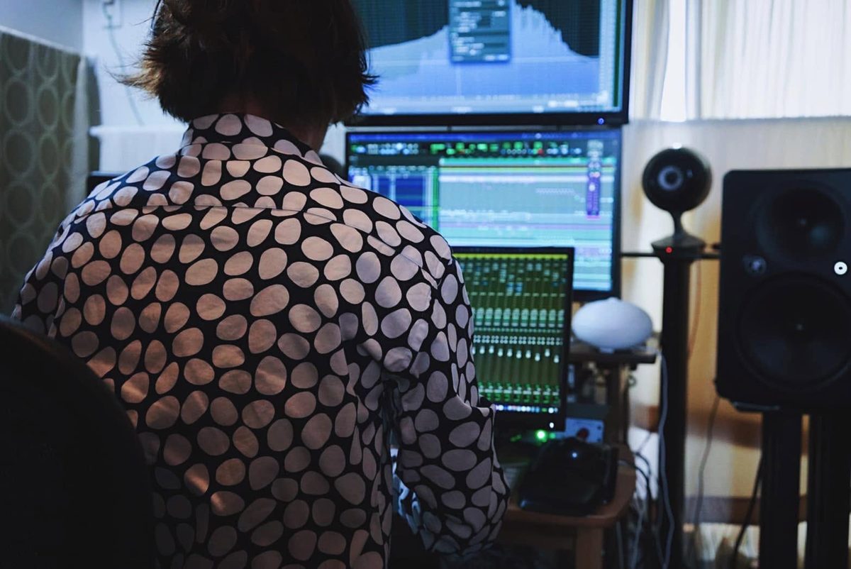 スタジオでの音楽制作の様子